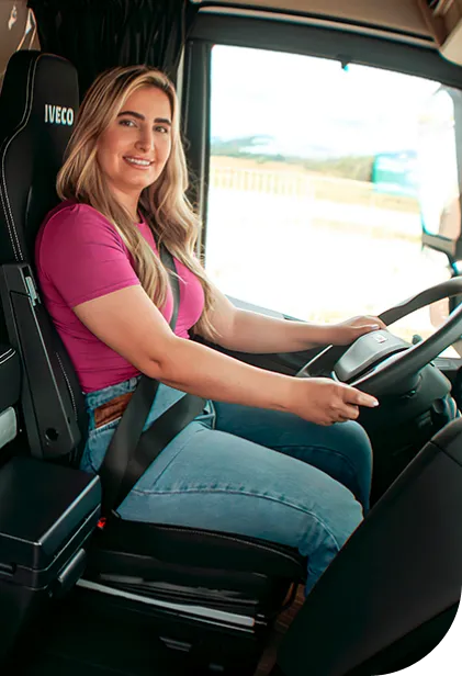Suelen Lopes dirigindo um caminhão IVECO